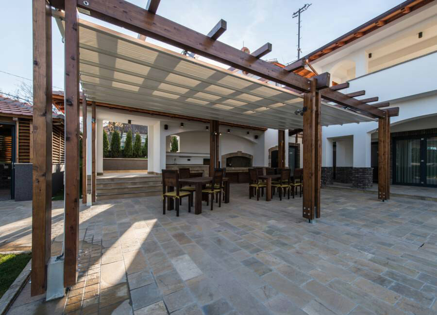 Exemple d'une pergolas en bois. Protège du soleil et offre un design très élégant