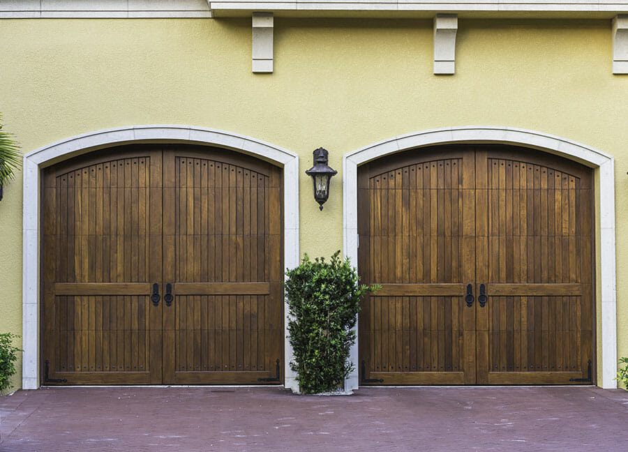Double porte de garage en bois