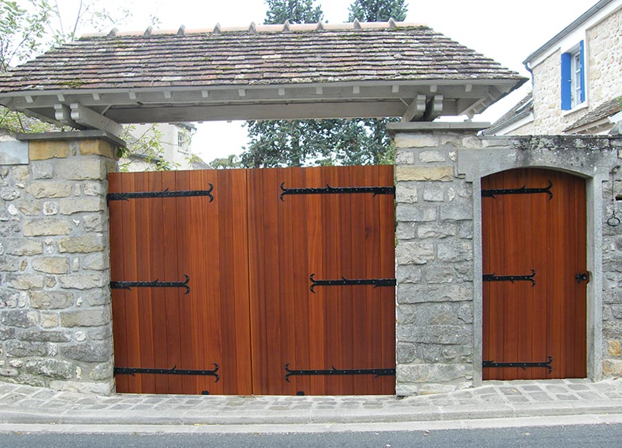 Portail en bois exotique
