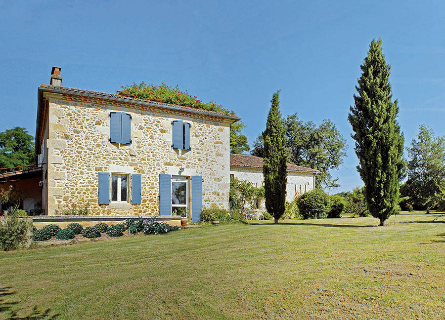 Rénovation d'une ancienne maison avec pose de volets aluminium