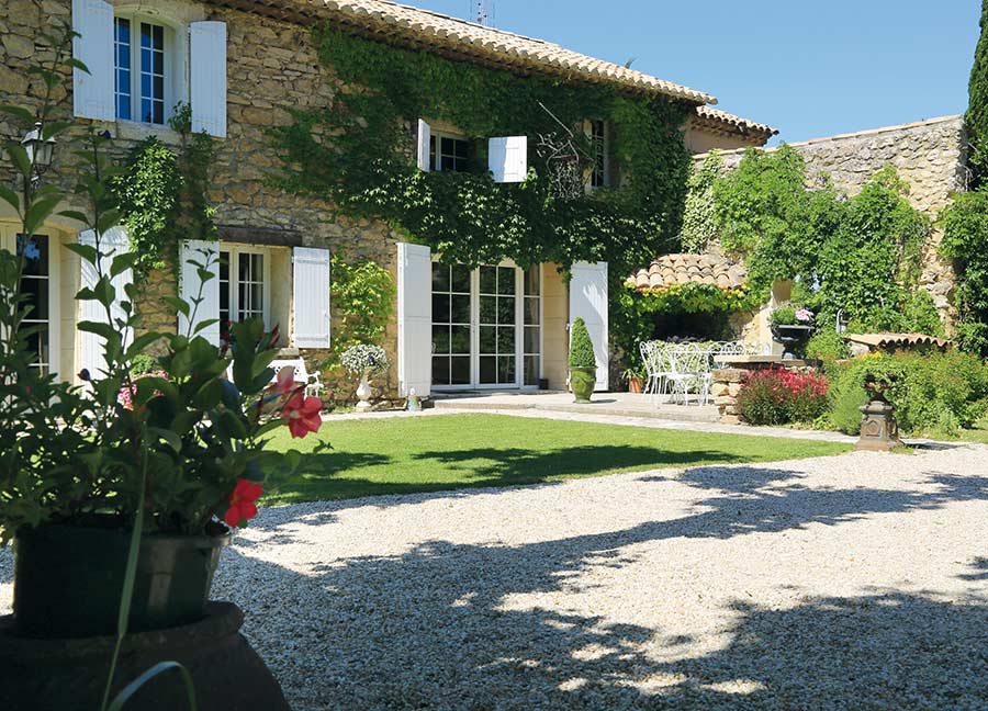 Volet en bois en Essonne sur une maison classique