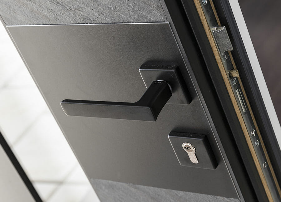 serrure 5 points sur une porte d'entrée aluminium