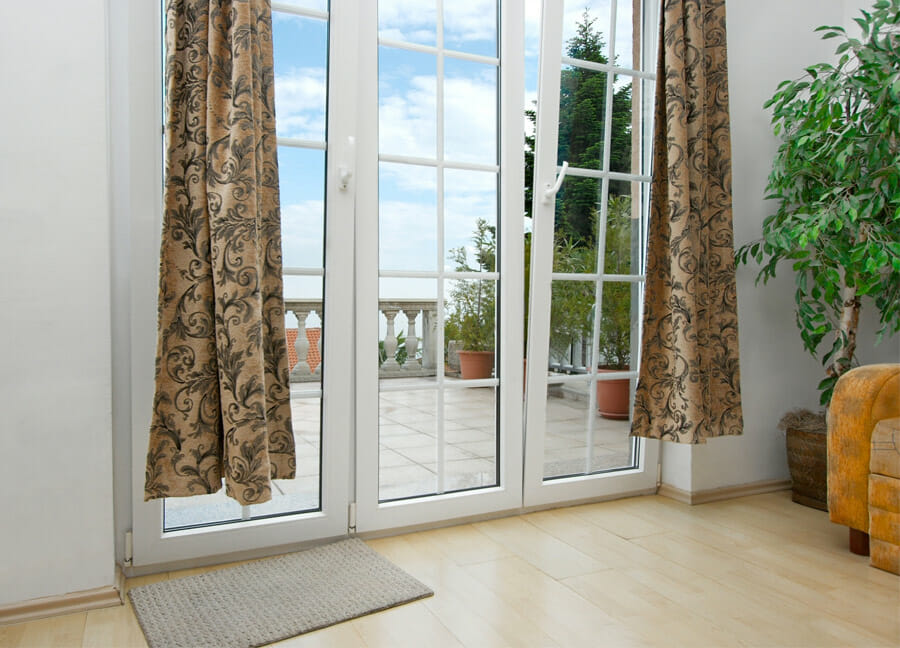une porte fenêtre aluminium blanche