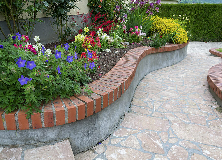 Allée de jardin carrelée en Essonne