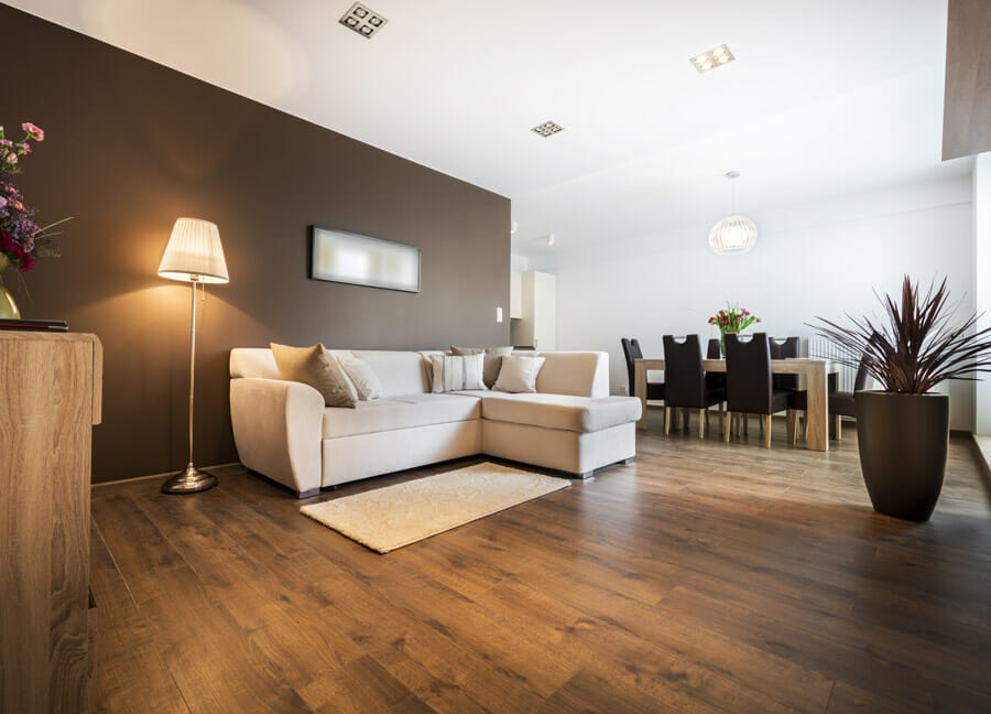Parquet foncé dans un salon