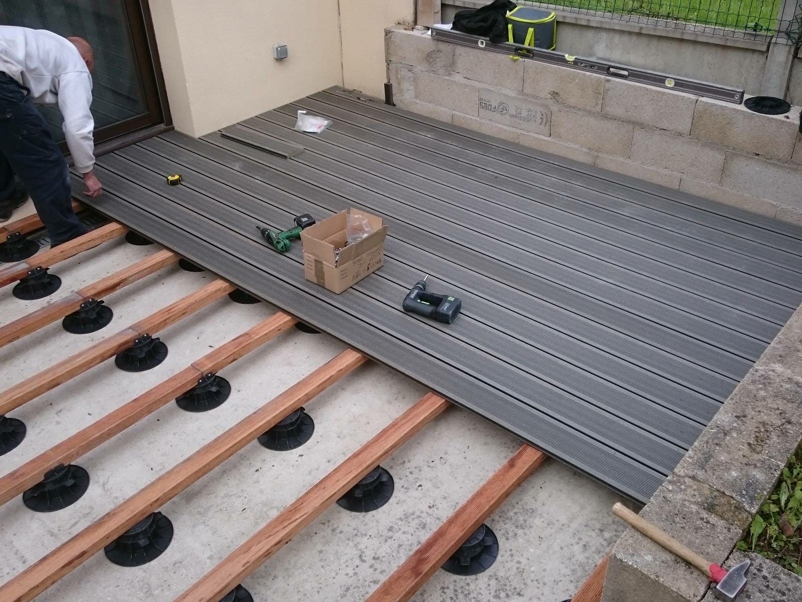 Pose d&rsquo;une terrasse en composite à Arpajon en Essonne
