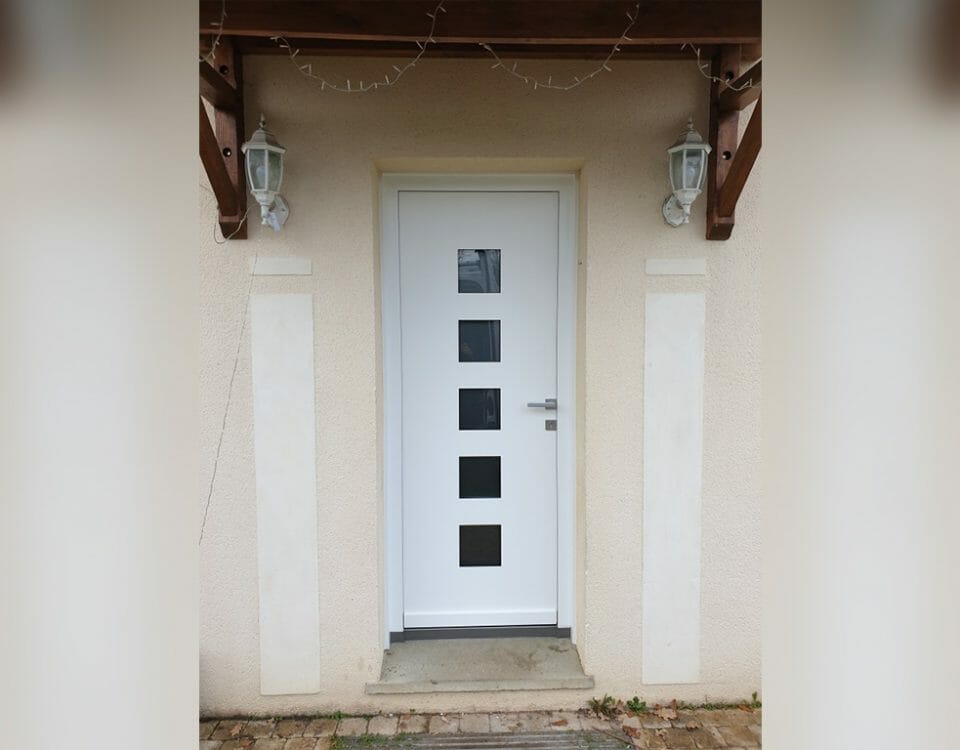Pose d'une porte d'entrée en aluminium blnc à Gironville en Essonne