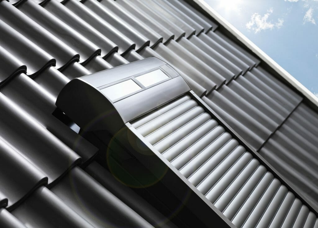 Volet roulant Velux à recharge solaire sur un toit noir