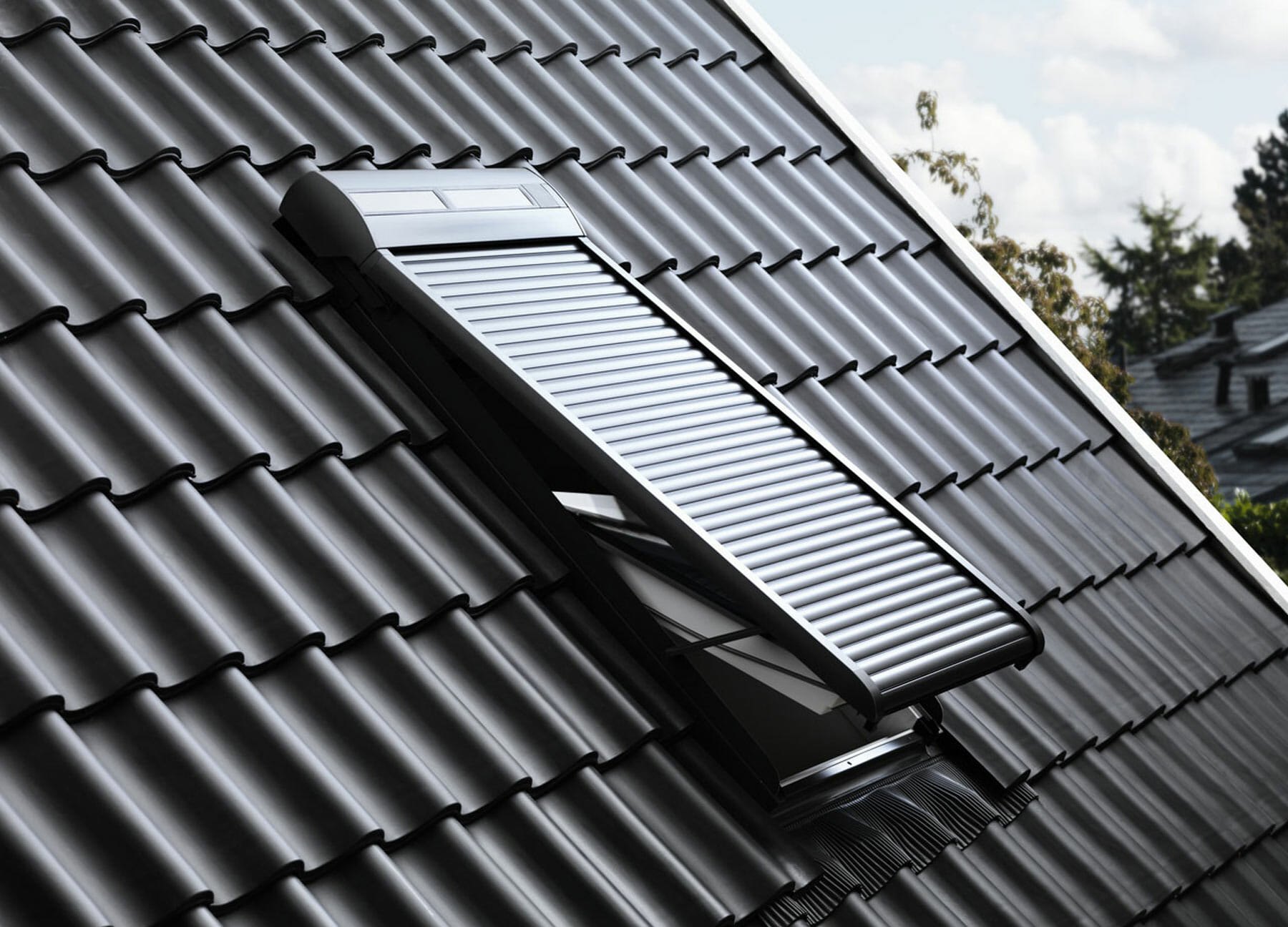 Volet roulant solaire Velux ouvert en Essonne