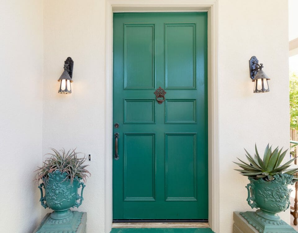 porte d'entrée en bois verte