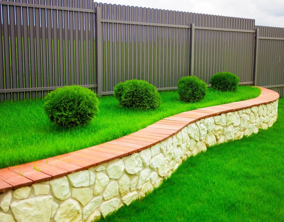 clôture moderne dans un jardin en Essonne