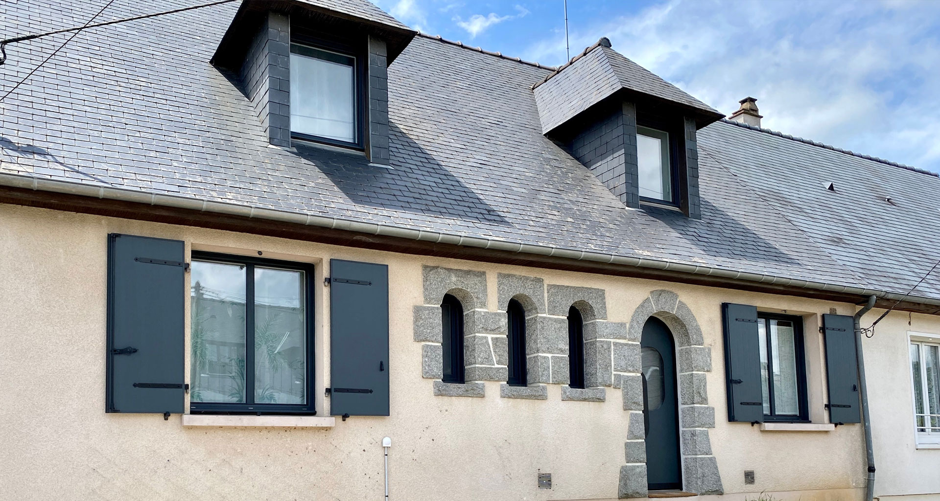 vue d'une maison avec des fenêtres en aluminium OuvertureS