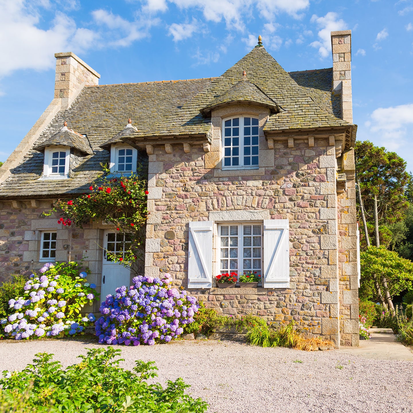 maison traditionnelle en Essonne avec des fenêtres en bois