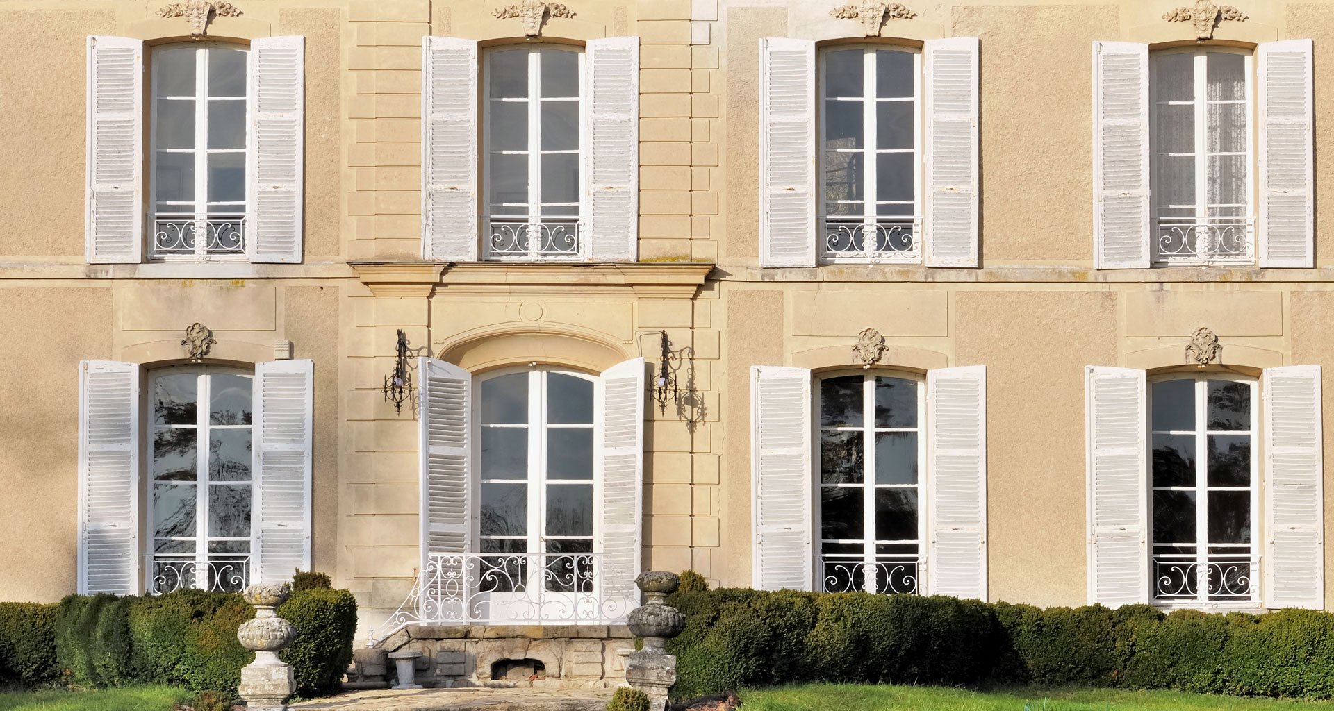 maison de caractère avec des volets en bois en essonne