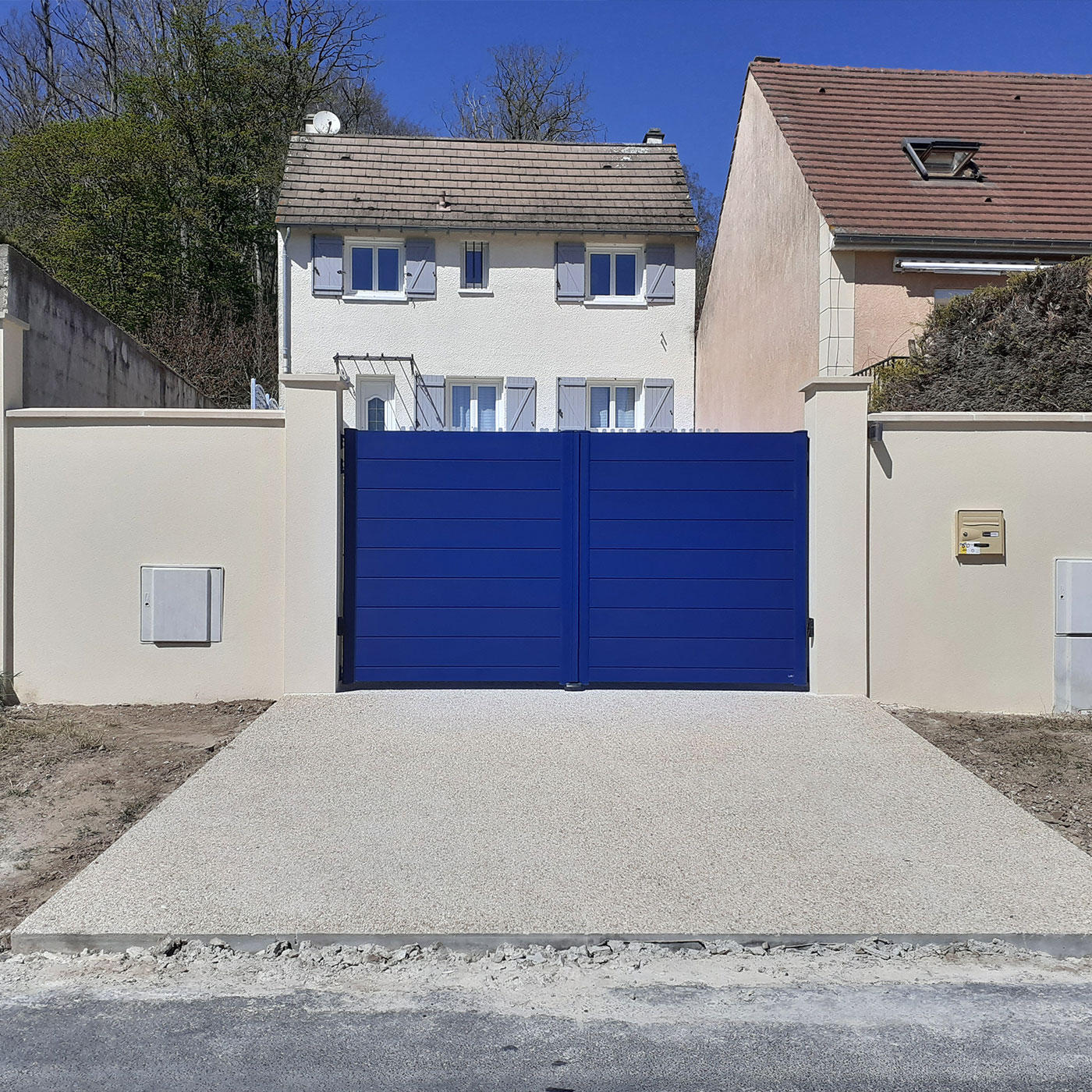 Portail en aluminium bleu