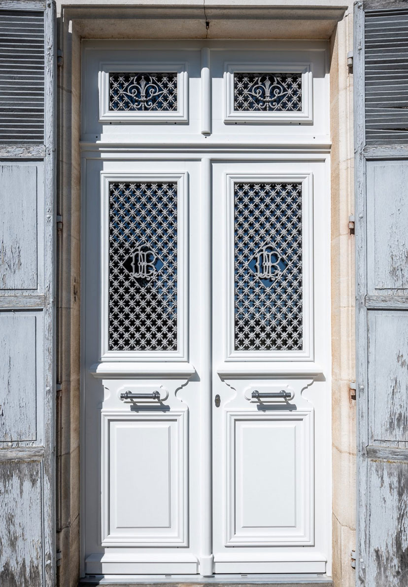Porte en bois traditionnelle avec grille Atulam