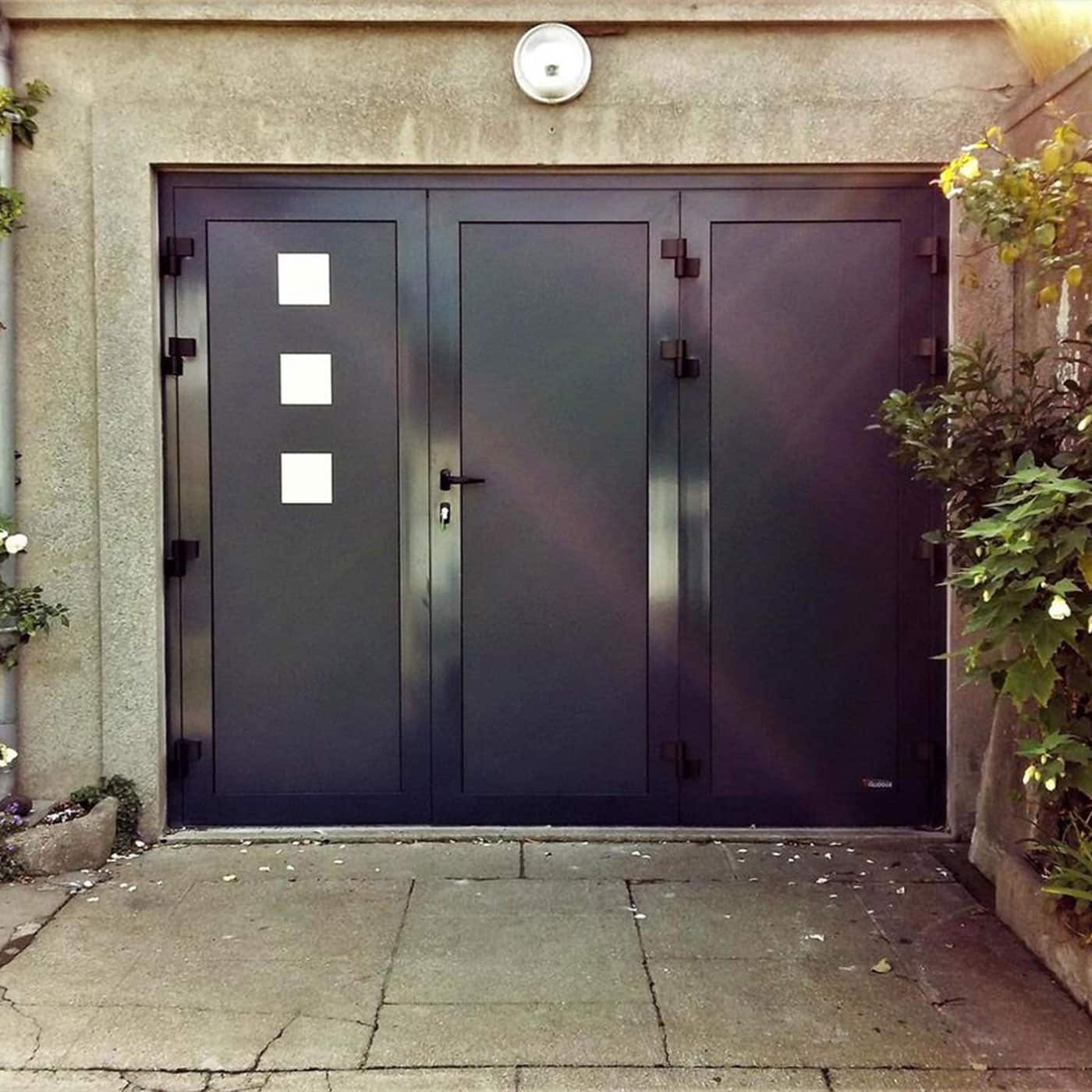 Porte de garage battante à 3 vantaux