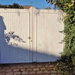 Portail en bois blanc en Essonne.