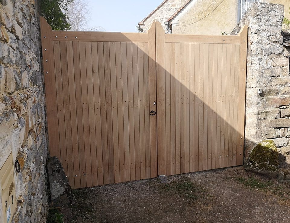 Portail en bois en Essonne.