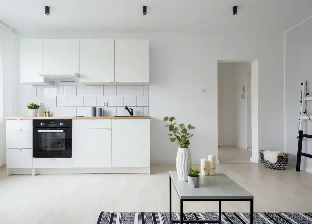 Parquet contrecollé de couleur clair dans une cuisine moderne