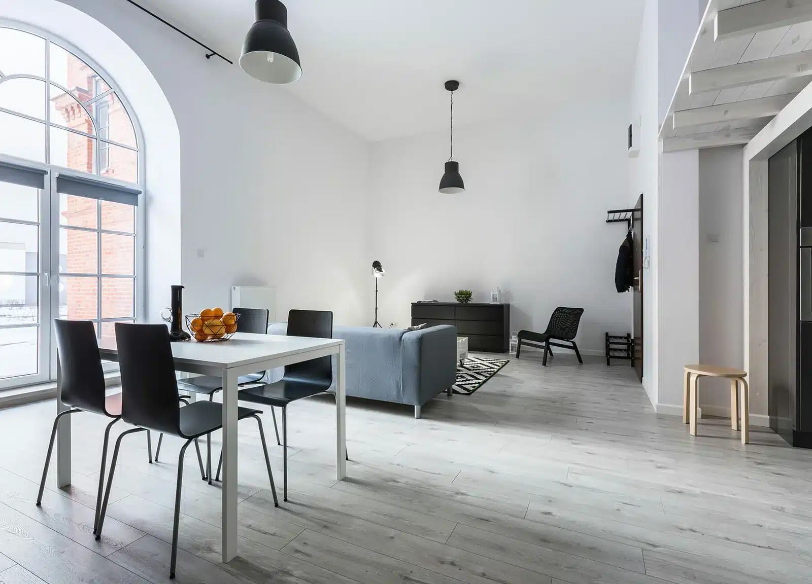 parquet stratifié gris dans une salle à manger