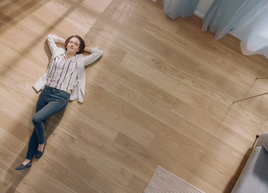 Parquet stratifié dans un salon moderne